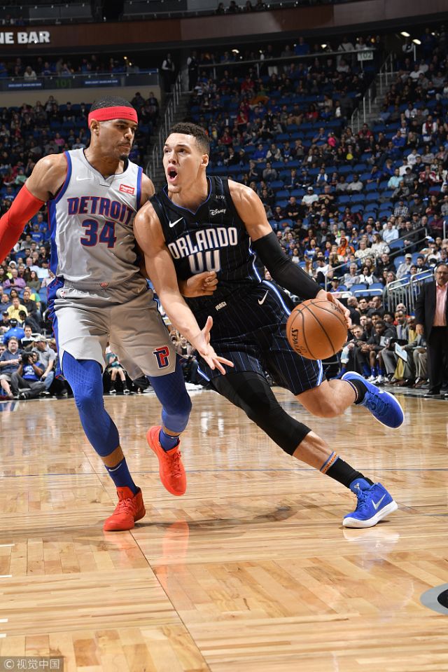 字母哥连送大帽摧毁对手进攻（字母哥连环封盖击溃对手攻势）