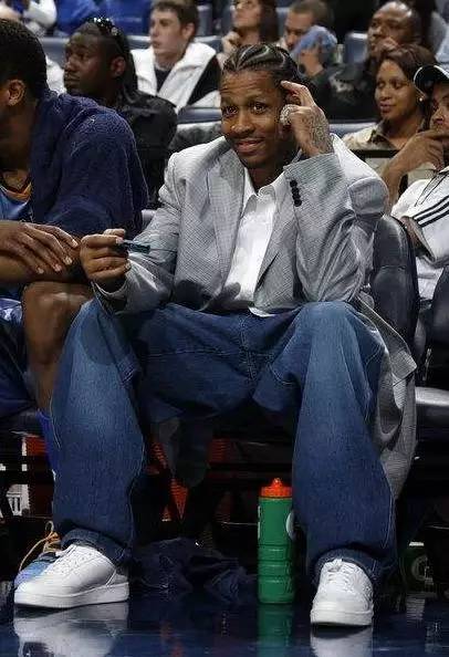 融于池畔，简于形制；瑞典高尔夫球场度假木屋设计（依水相融，形制极简：瑞典高尔夫球场度假木屋设计）