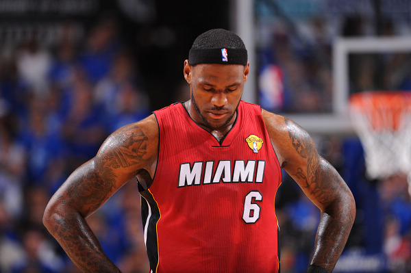 费耶诺德筹划将现有主场升级为下沉式球场，预计能容纳5.6万人（费耶诺德计划把现有主场改建为下沉式球场，容纳人数预计达5.6万）