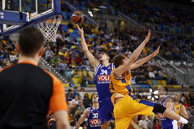 爆发！他连续得分无人能挡（火力全开！他连连得分无人可挡）