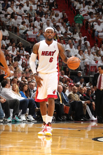 TA：因与阿隆索关系紧张，维尼修斯上月底告知老佛爷不想续约（TA：因与阿隆索关系不佳，维尼修斯上月底已告知弗洛伦蒂诺无意续约）