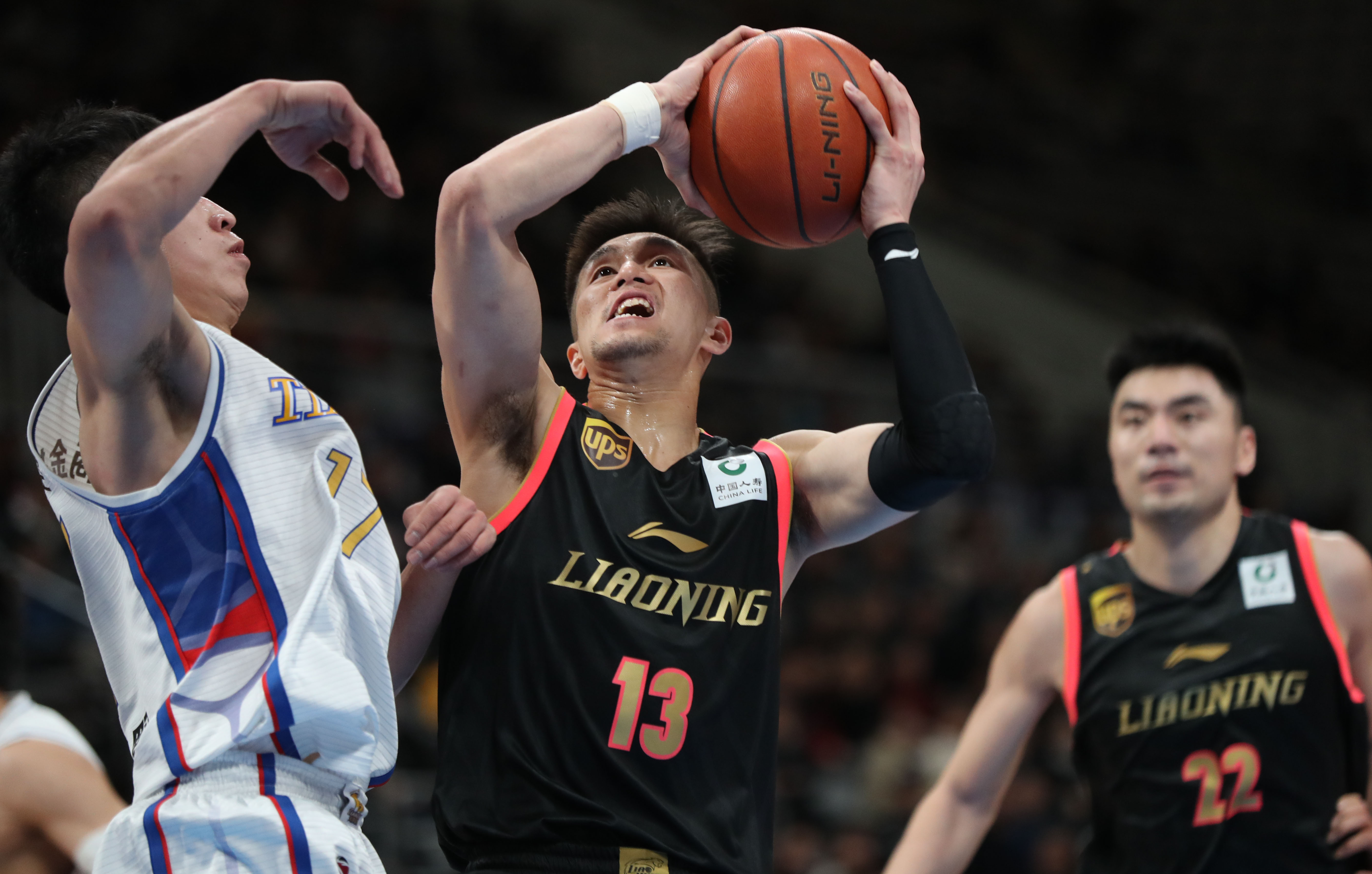 托纳利：丹-伯恩能胜任防线任何位置；纽卡主场氛围非常疯狂（托纳利：丹-伯恩能踢后防各位置，纽卡主场氛围太疯狂）