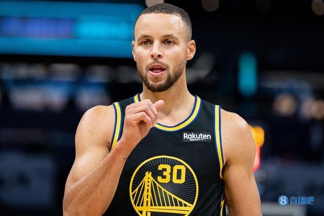 阿隆索帅位堪忧，两大潜在继任者浮出水面，齐达内和渣叔谁更适合？（阿隆索帅位告急：齐达内与克洛普成热门接班人，谁更契合？）