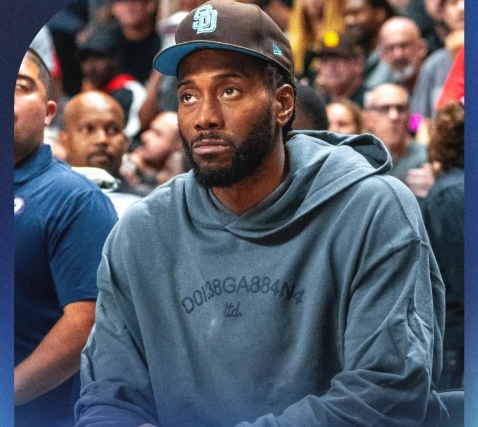 天空体育：张伯伦目前正在阿森纳训练，同时筹划下一步动向（天空体育：张伯伦随阿森纳训练，正谋划未来去向）