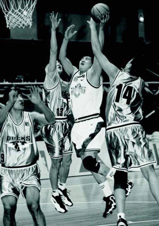 埃斯特旺：安帅在很多方面都帮了我，比赛后还给了我一个拥抱（埃斯特旺：安帅对我帮助良多，赛后还给了我一个拥抱）