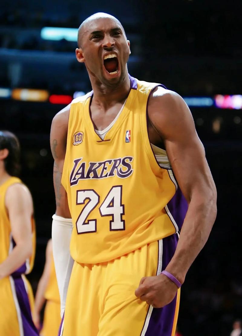 图片报：法兰克福队医私下为对手球员治疗，现已被开除（图片报：法兰克福队医暗中为对手球员治疗，已遭解雇）