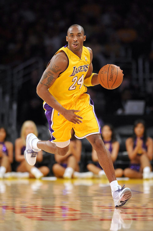 西足协前主席鲁比亚莱斯在发布会被扔鸡蛋，试图回击但被拦住（西足协前主席鲁比亚莱斯发布会上遭掷鸡蛋，欲回击被制止）