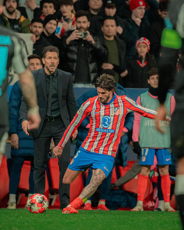 孔萨：凯恩给球队设立标准，那自然而然会激励我们（孔萨：凯恩为球队树立标杆，自然而然激励全队）