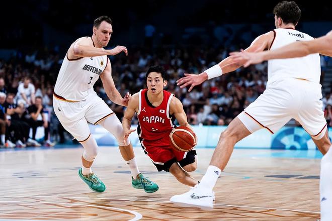 马格德堡球员庆祝进球，不幸跌入2.7米深的沟中但安全逃出（马格德堡球员进球庆祝时失足坠入2.7米沟，所幸安然脱险）