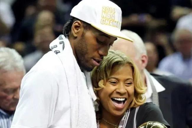 记者：诺坎普保安看到梅西后非常惊讶，当即就放他进去了（记者称：诺坎普保安认出梅西惊讶不已，立刻放行）